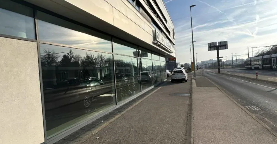Showroom & ateliers à louer – Meyrin – 3’000 m² – Visibilité exceptionnelle & parkings