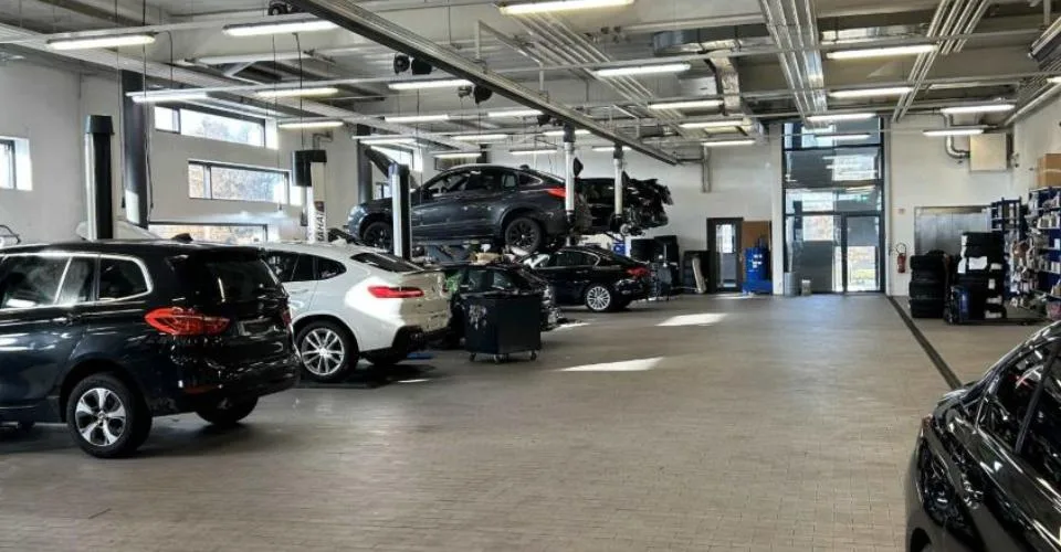 Showroom & ateliers à louer – Meyrin – 3’000 m² – Visibilité exceptionnelle & parkings