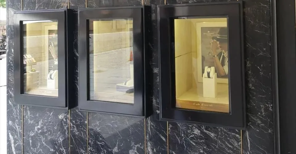 A louer, quatre petites vitrines au rez-de-chaussée.