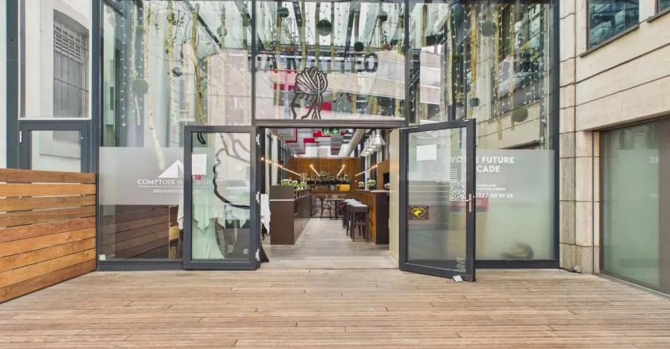 Arcade commerciale avec dépôt et parking, situation idéale !