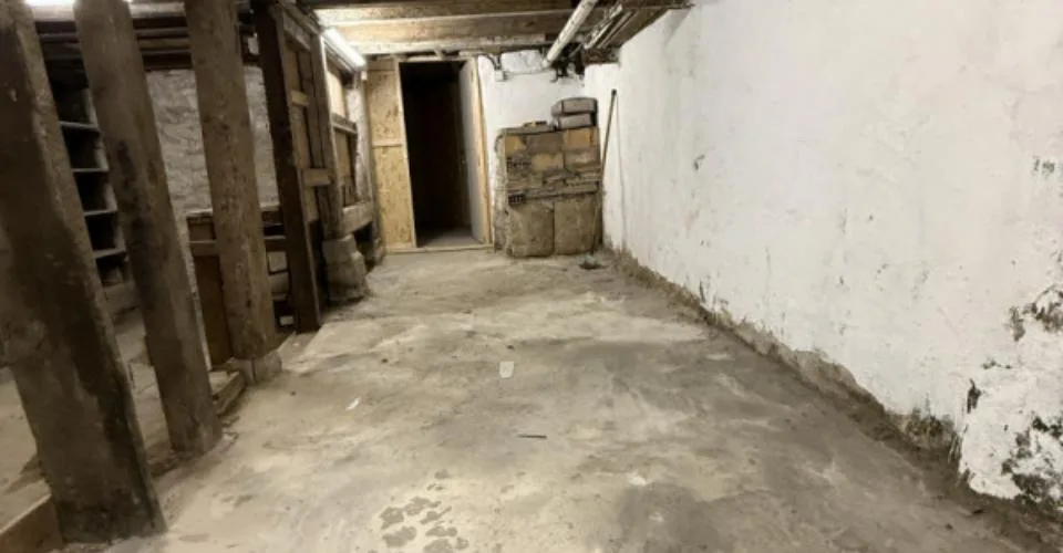 Local dépôt - atelier de 25 m² avec électricité