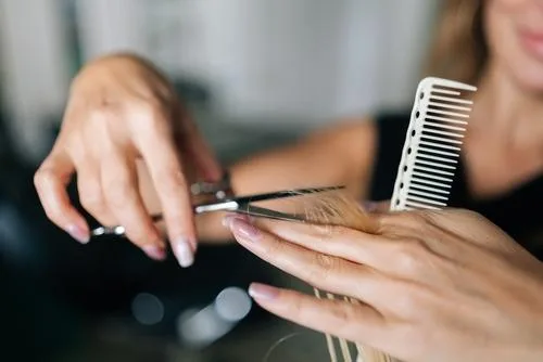 GENÈVE : VIEUX CAROUGE SALON DE COIFFURE EMPLACEMENT N'1 A CEDER