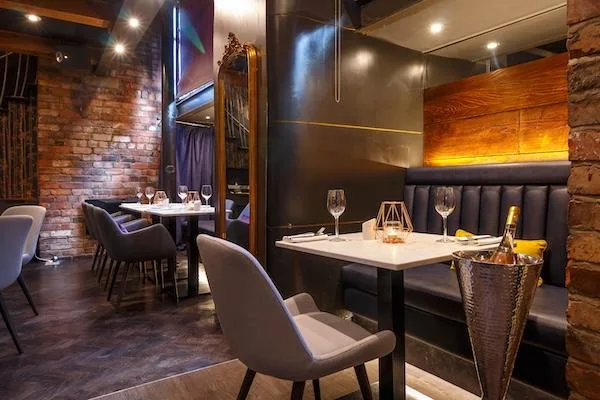 GENÈVE COEUR DE LA VIEILLE-VILLE : TRÈS BEAU RESTAURANT À VENDRE.