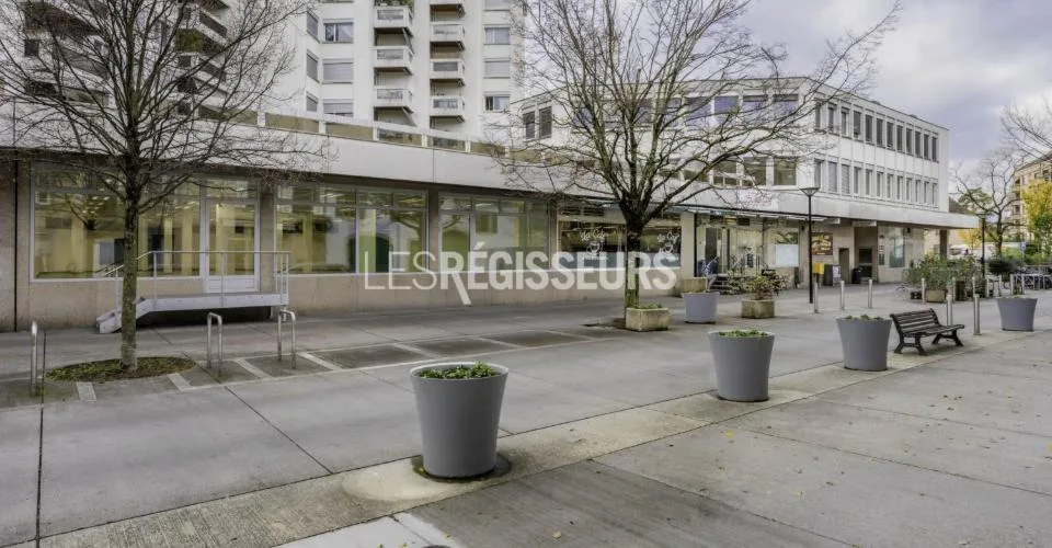 Spacieuse arcade dans un centre commercial à Chêne-Bourg