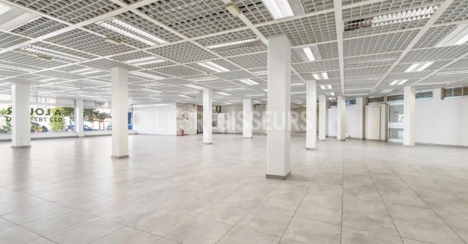 Spacieuse arcade dans un centre commercial à Chêne-Bourg