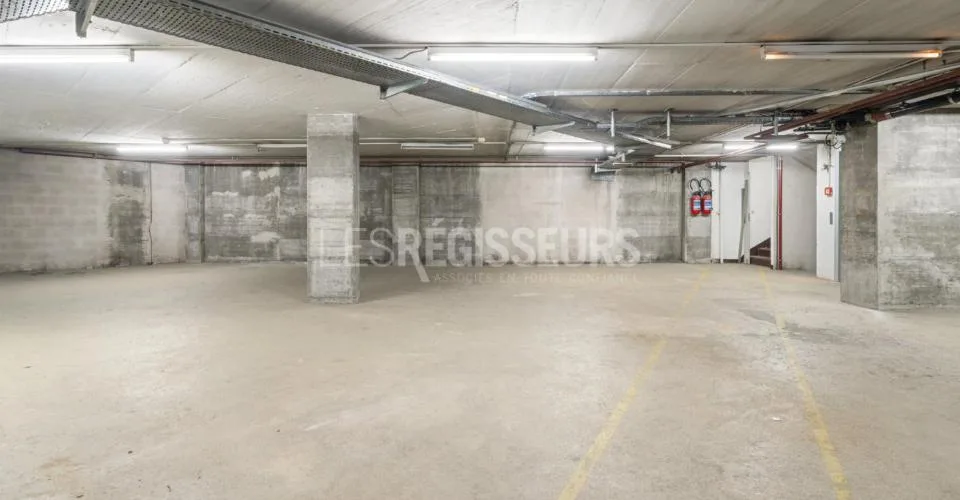 Spacieuse arcade dans un centre commercial à Chêne-Bourg
