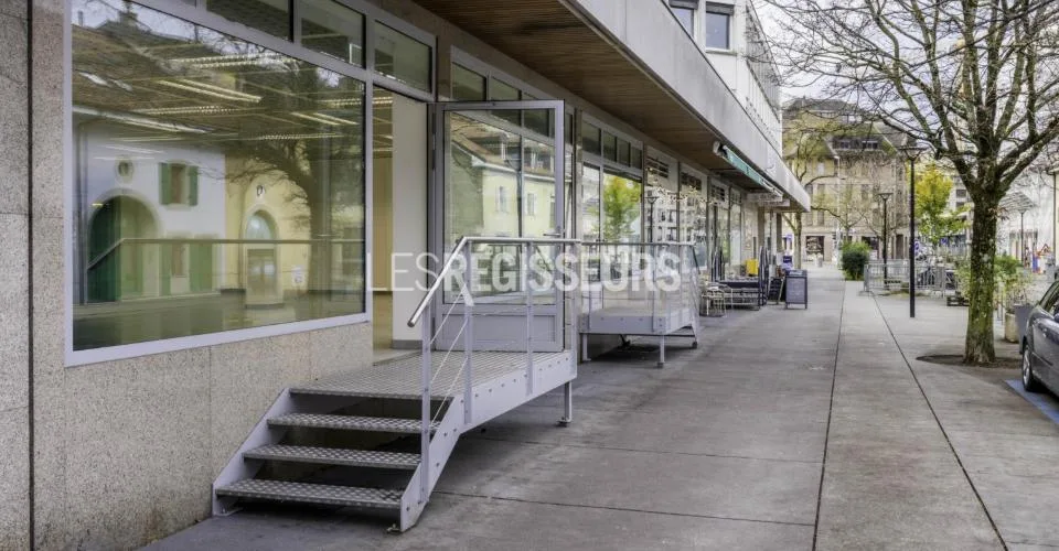 Spacieuse arcade dans un centre commercial à Chêne-Bourg