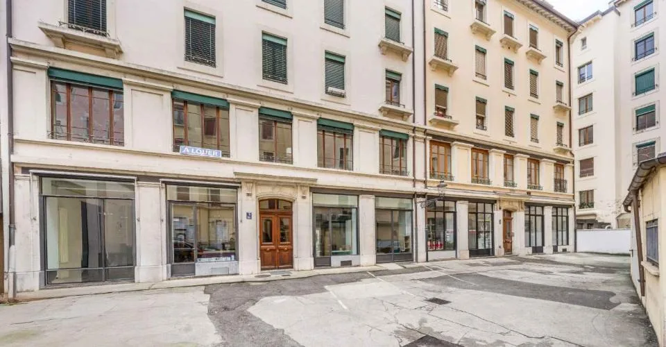 Eaux-Vives - CHF 442.--m2-an - Surface Commerciale de 216 m2