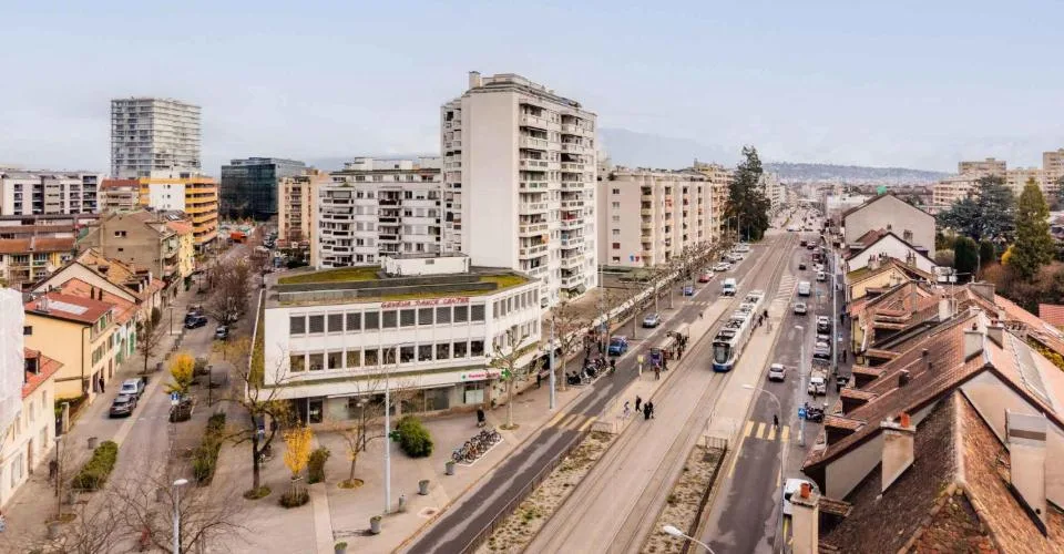 Chêne-Bourg - CHF 350.--m2-an - Arcade de 263m2 + dépôt au sous-sol d'environ 230m2