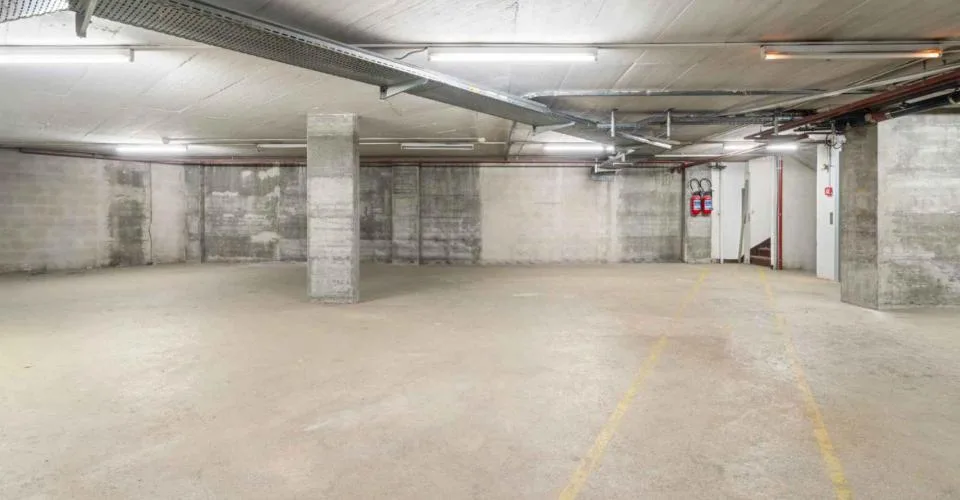 Chêne-Bourg - CHF 350.--m2-an - Arcade de 263m2 + dépôt au sous-sol d'environ 230m2