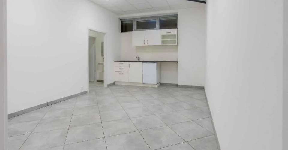 Chêne-Bourg - CHF 350.--m2-an - Arcade de 263m2 + dépôt au sous-sol d'environ 230m2