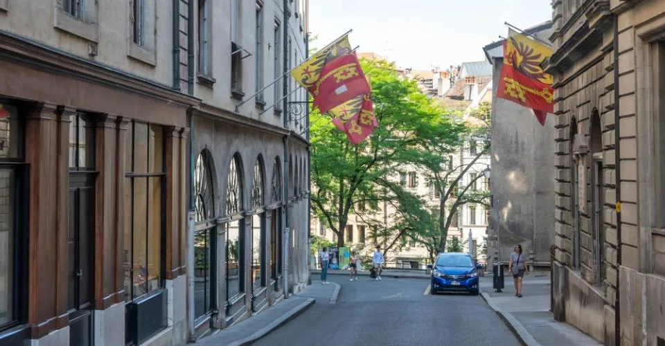 GENÈVE : ARCADE ÉQUIPÉE DANS UN QUARTIER VIVANT