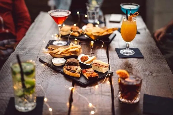 GENÈVE SECTEUR EAUX-VIVES : BAR AVEC PETITE RESTAURATION À VENDRE