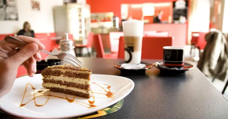 GENÈVE PLAINPALAIS : BRUNCH - TEA-ROOM TRÈS BIEN SITUÉ À VENDRE.