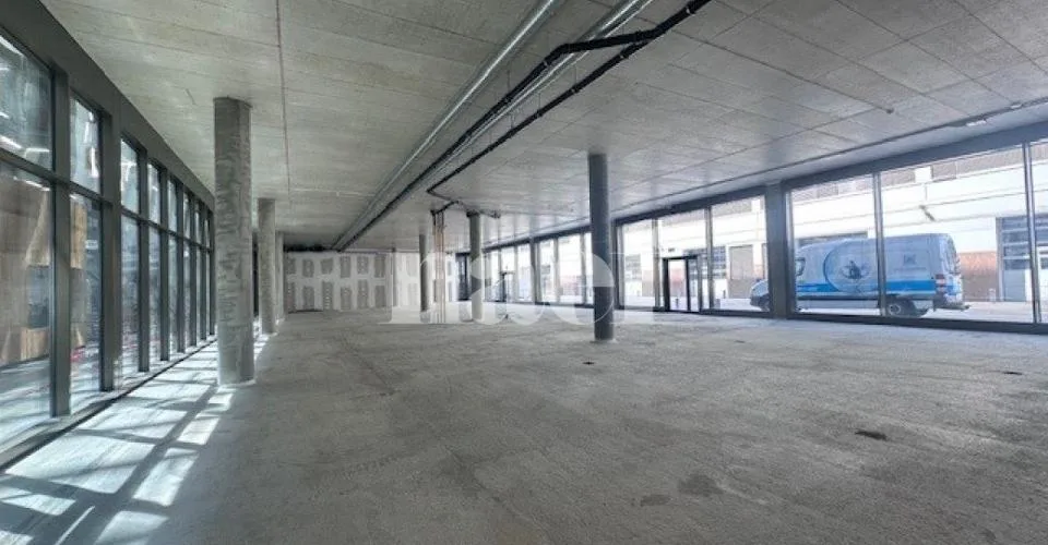 Surface industrielle au rez-de-chaussée d'env 623 m2 à à louer