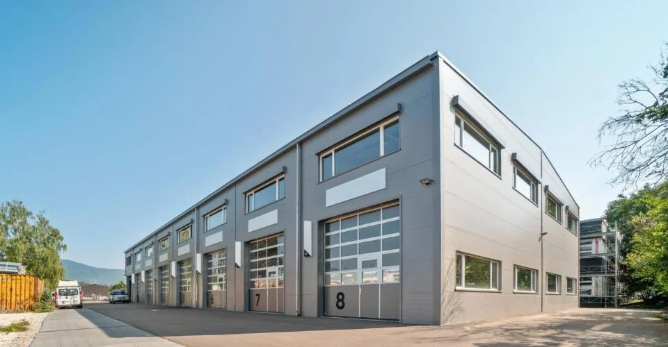 Local commercial duplex de 140m2 â€“ Usine relais (nombreuses places de parc disponibles)