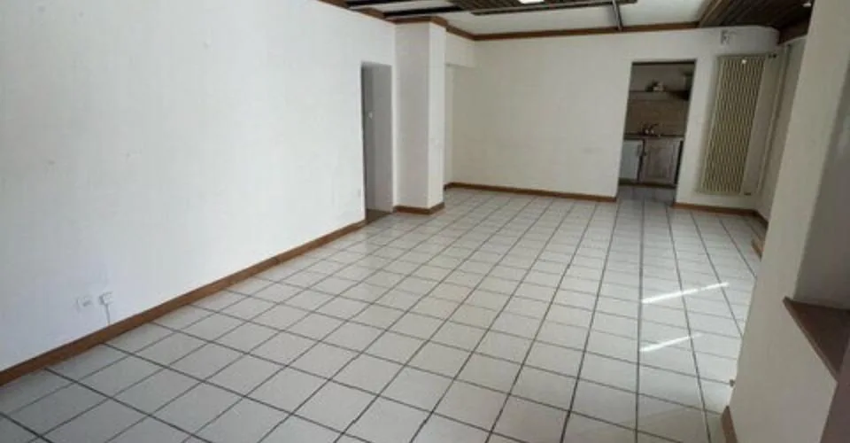 Local commercial de ~52 m2 au rez-de-chaussée à louer à Courtételle
