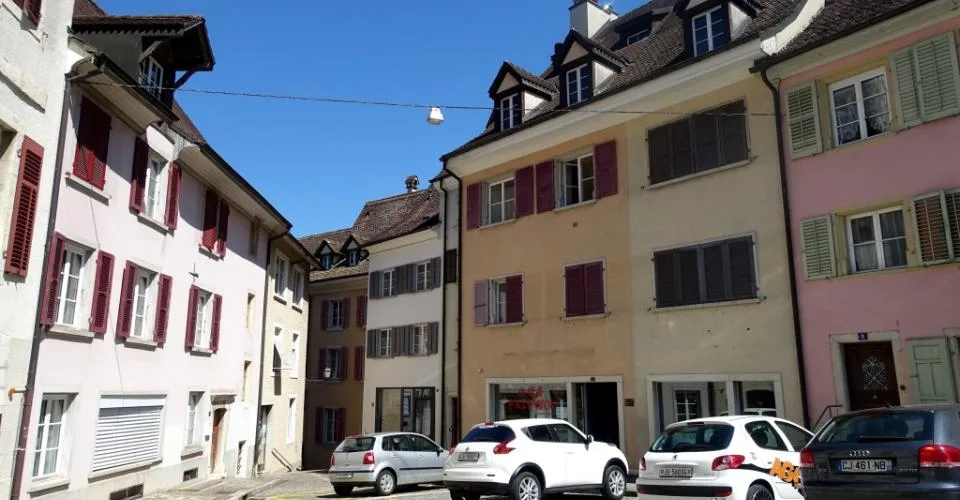 Local commercial avec vitrine en vieille ville de DelÃ©mont
