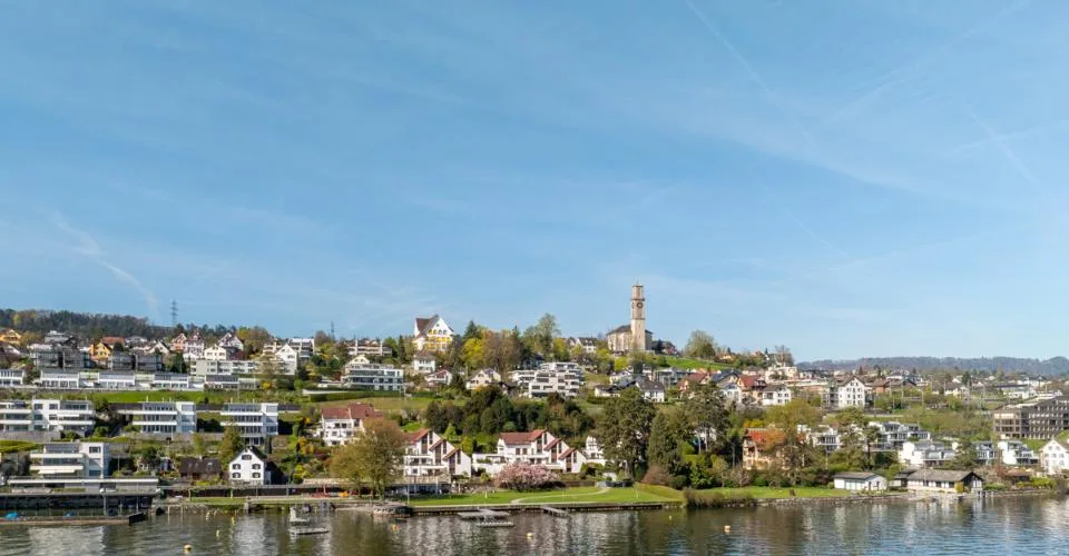 Thalwil: Grosszügiges Terrassenhaus mit Seesicht
