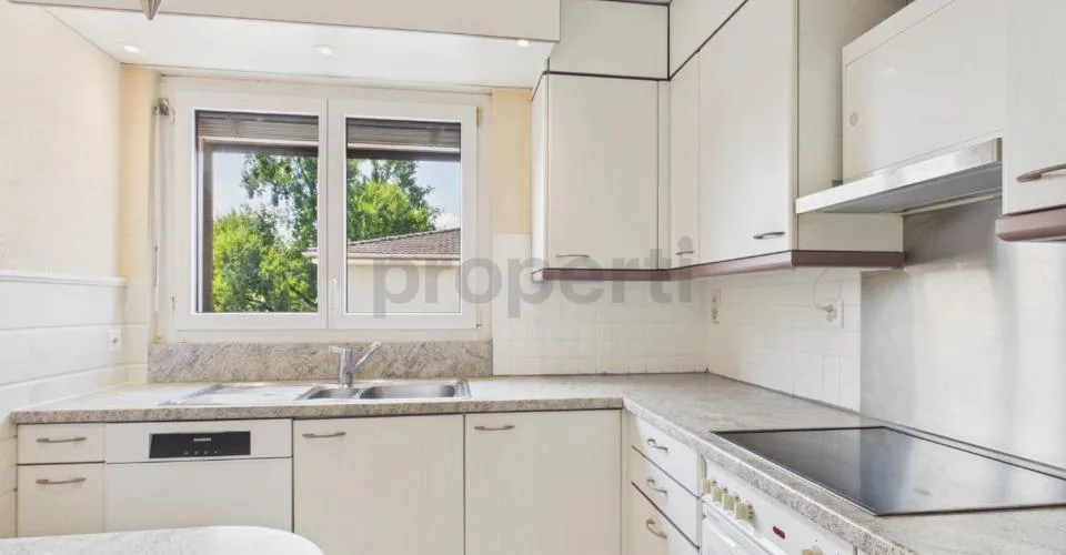 Sonniger Balkon, familienfreundliche Lage und eigener Parkplatz inklusive