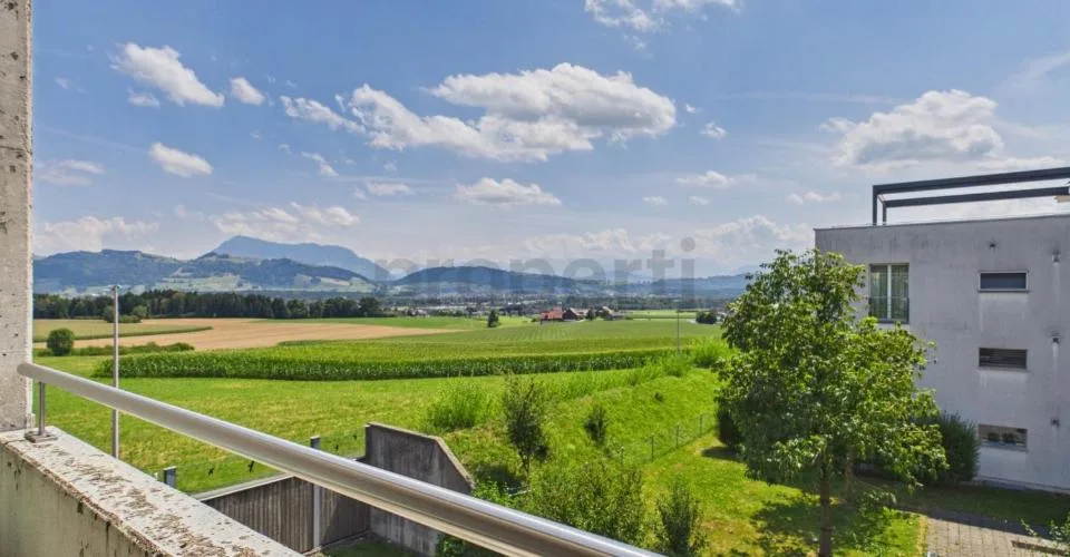 Sonniger Balkon, familienfreundliche Lage und eigener Parkplatz inklusive