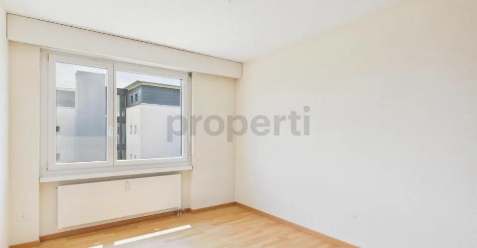 Sonniger Balkon, familienfreundliche Lage und eigener Parkplatz inklusive