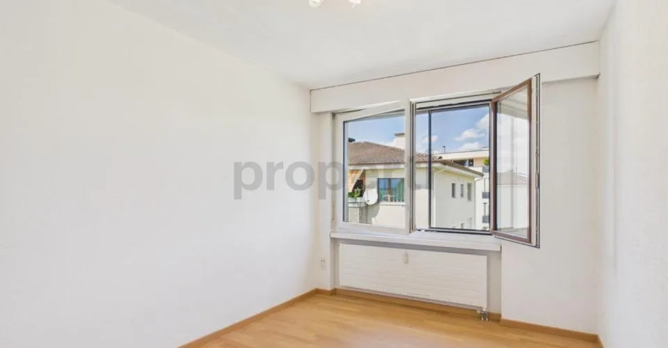 Sonniger Balkon, familienfreundliche Lage und eigener Parkplatz inklusive
