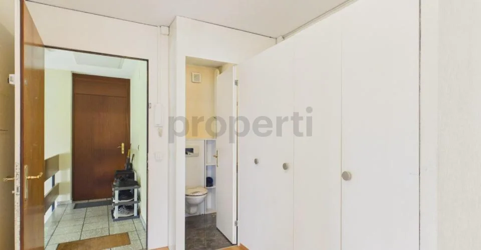 Sonniger Balkon, familienfreundliche Lage und eigener Parkplatz inklusive