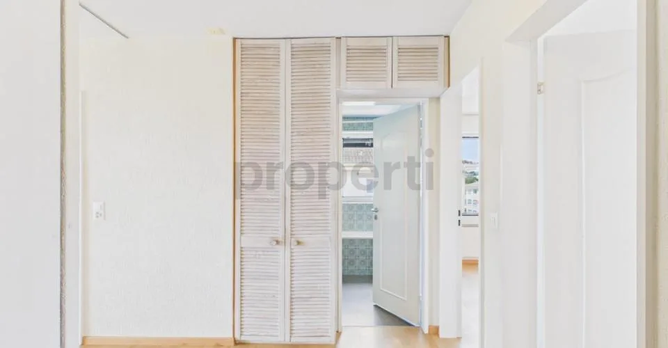Sonniger Balkon, familienfreundliche Lage und eigener Parkplatz inklusive