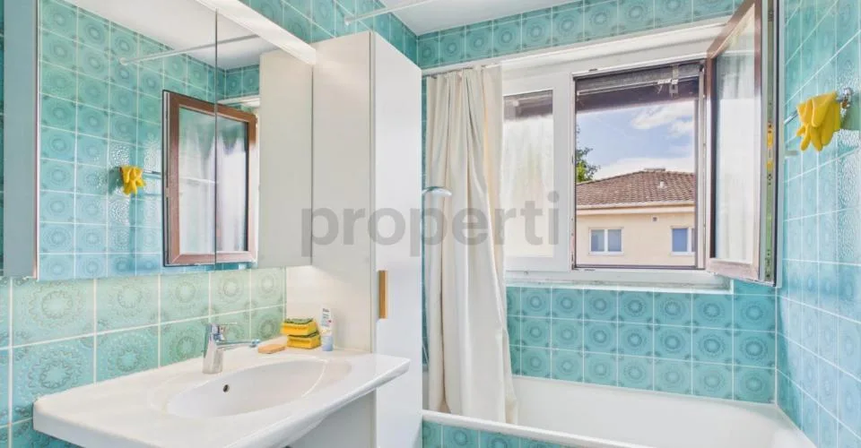 Sonniger Balkon, familienfreundliche Lage und eigener Parkplatz inklusive