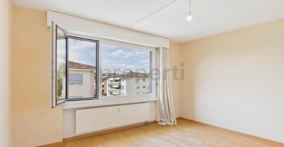 Sonniger Balkon, familienfreundliche Lage und eigener Parkplatz inklusive
