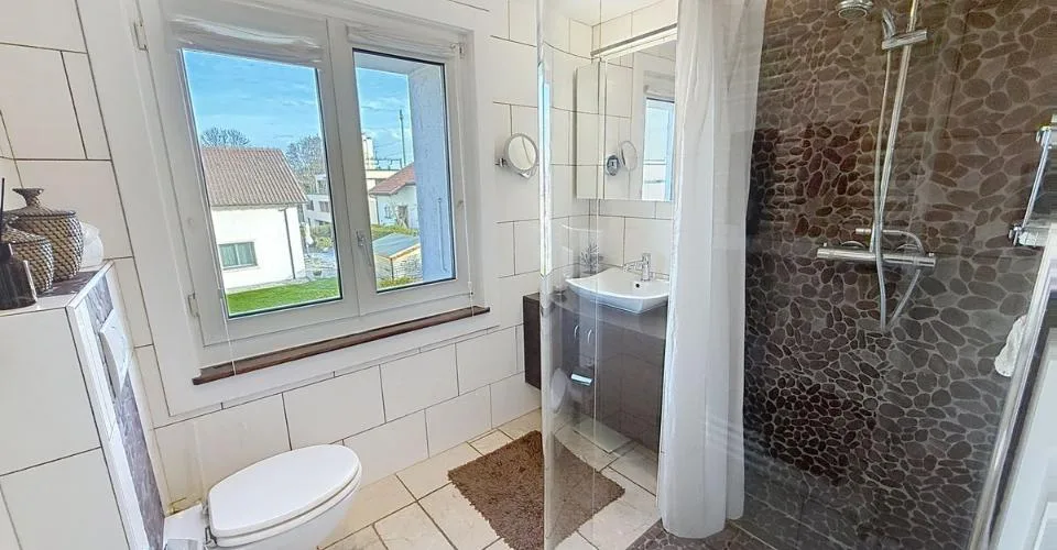 Belle propriété rénovée avec soin et grand jardin arboré – foto 12 di 13