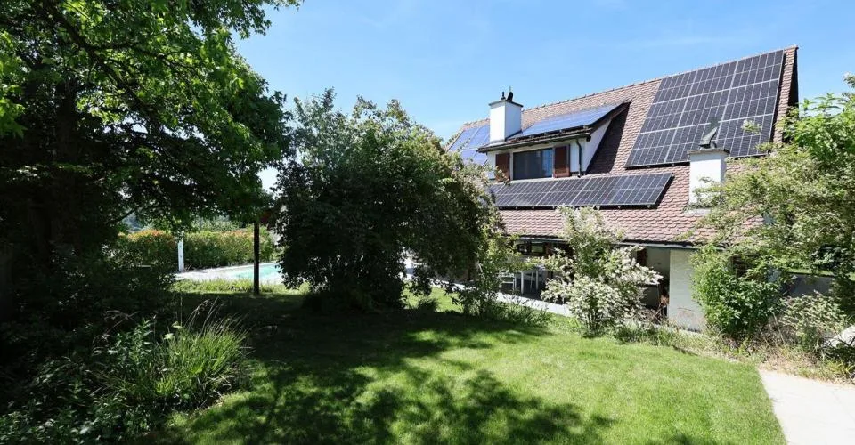 Magnifique maison rénovée de 7.5 pièces avec piscine extérieure – foto 6 di 13