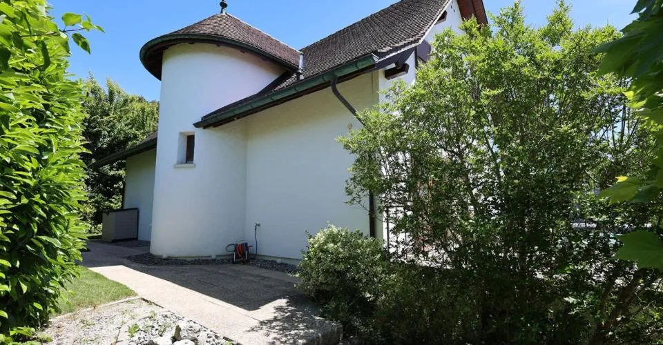 Magnifique maison rénovée de 7.5 pièces avec piscine extérieure – foto 5 di 13