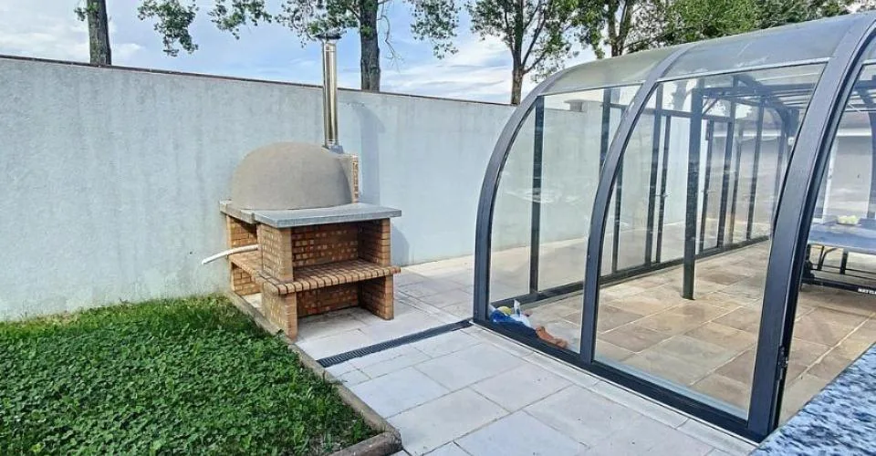 Villa familiale de de 3 appartements avec piscine commune