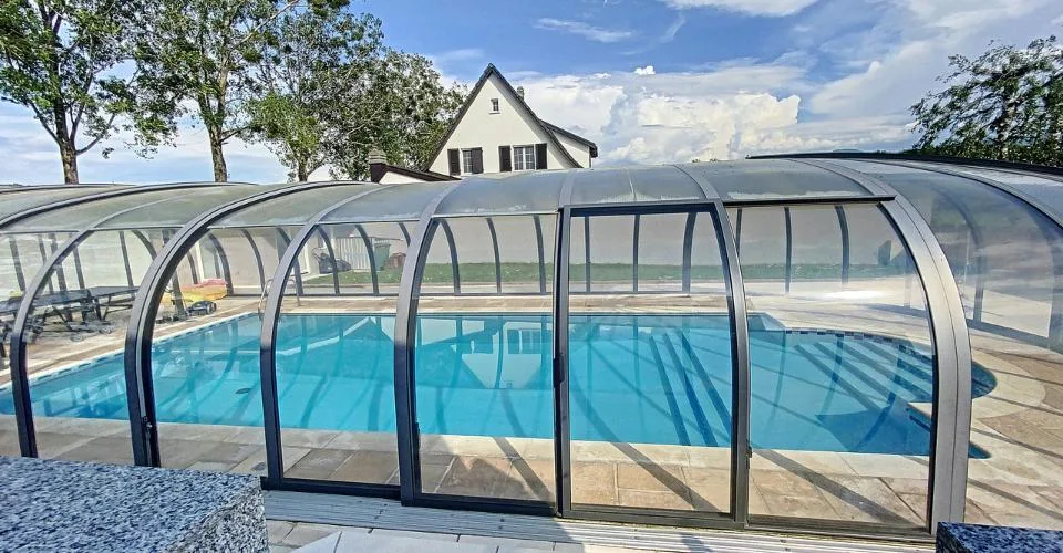 Villa familiale de de 3 appartements avec piscine commune
