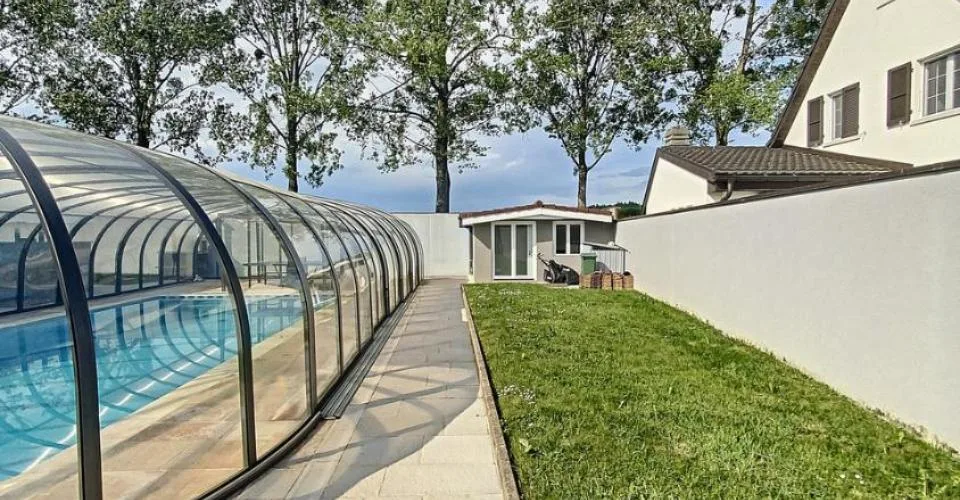 Villa familiale de de 3 appartements avec piscine commune