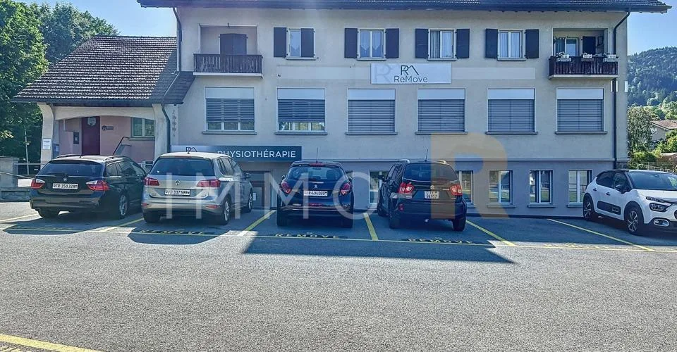 Immeuble mixte au centre de Semsales