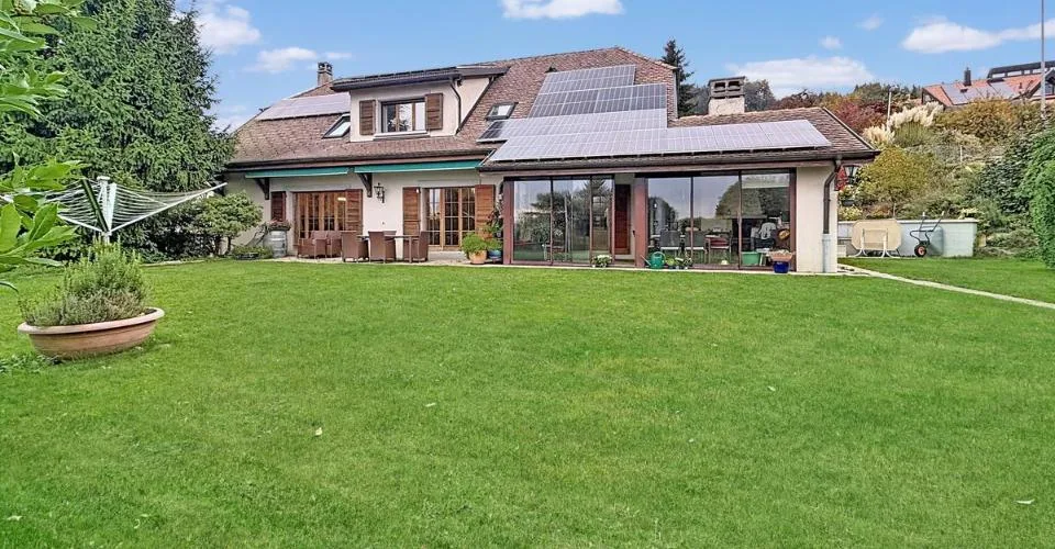 Maison d'exception - Autonome, rentable et rénovée avec raffinement à 20 min d'Epalinges