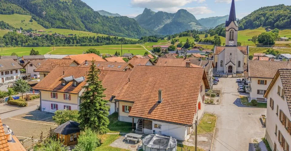 Maison villageoise de 3 logements avec jardin et potentiel foncier