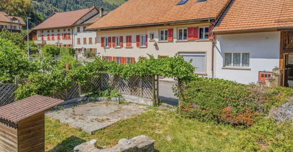 Maison villageoise de 3 logements avec jardin et potentiel foncier