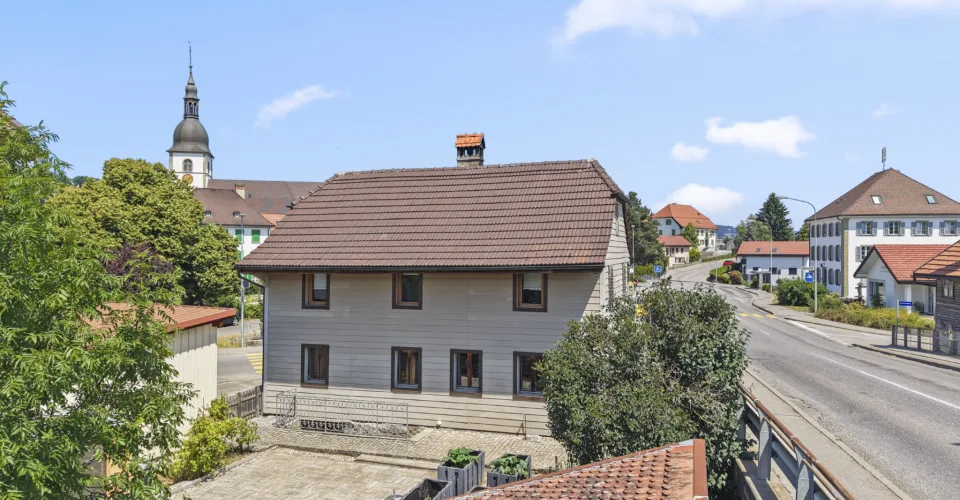 Maison villageoise à rénover avec jardin et dépendances, à Riaz