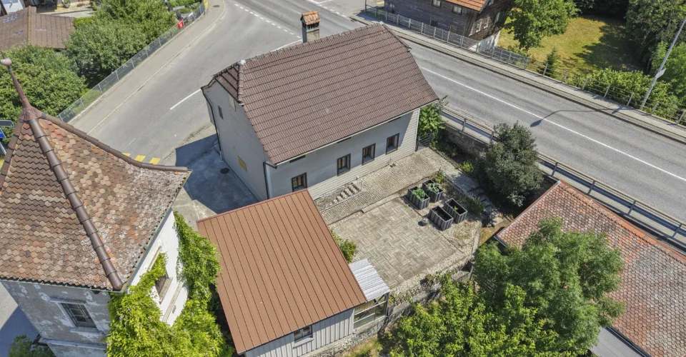 Maison villageoise à rénover avec jardin et dépendances, à Riaz