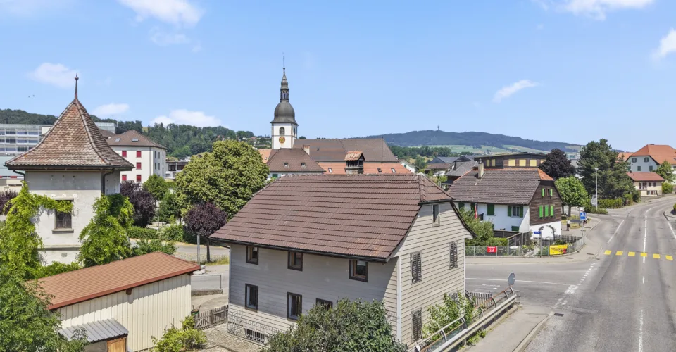 Maison villageoise à rénover avec jardin et dépendances, à Riaz
