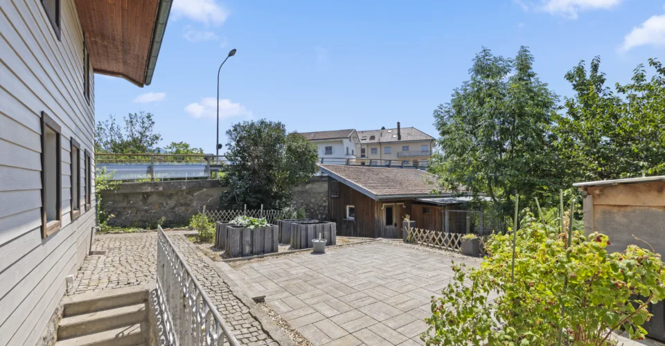 Maison villageoise à rénover avec jardin et dépendances, à Riaz