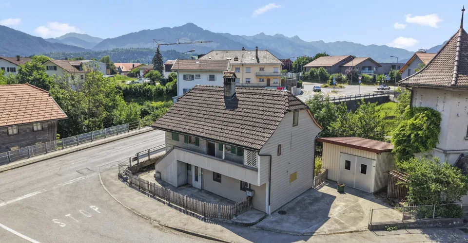 Maison villageoise à rénover avec jardin et dépendances, à Riaz