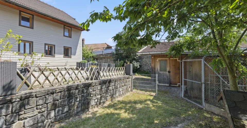 Maison villageoise à rénover avec jardin et dépendances, à Riaz