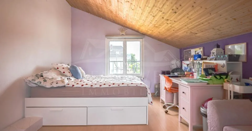 Maison de 7,5 pièces avec une réserve de terrain de 1202m²