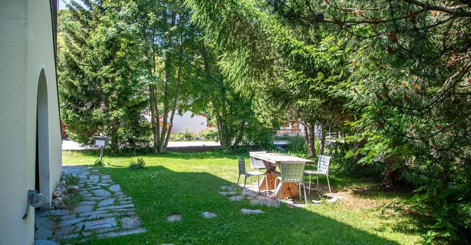 Grosszügige Doppelhaushälfte in Bivio mit Garten und Einliegerwohnung