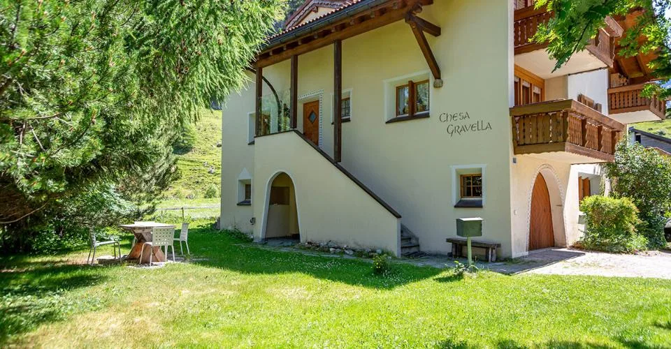 Grosszügige Doppelhaushälfte in Bivio mit Garten und Einliegerwohnung